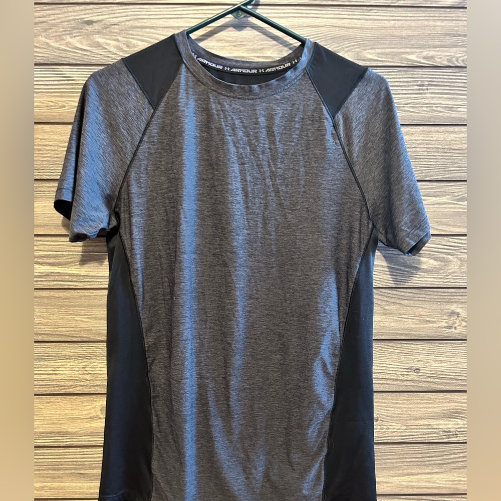 Men’s Small Under Armour Athletic T-shirt